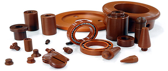 플라스틱 소재의 각종 부품들이 있는 사진