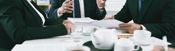 세사람이 회의하는 사진