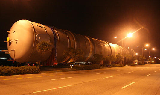 특수물류 운송 서비스 (밤에 찍힌 사진)